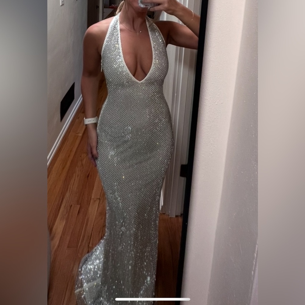 Elegant Silver Evening Gown - Picture 2 of 3